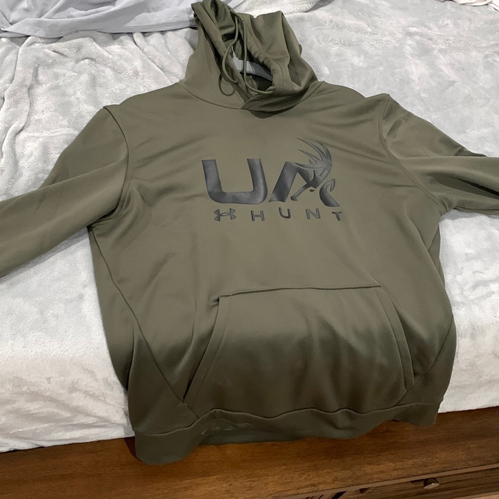 Men’s Medium Under Armour Hoodie